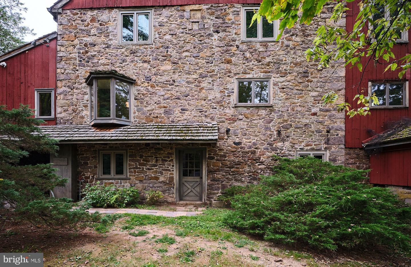 Property Photo:  6 Old Mill Lane  PA 18938 