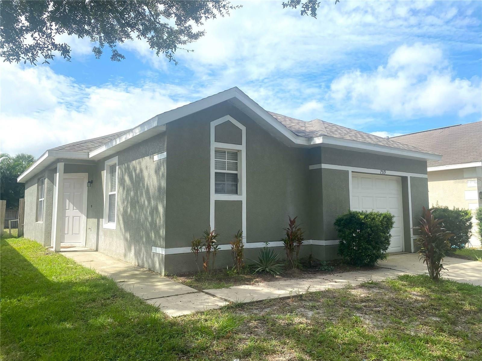 Property Photo:  7519 Oxford Garden Circle  FL 33572 