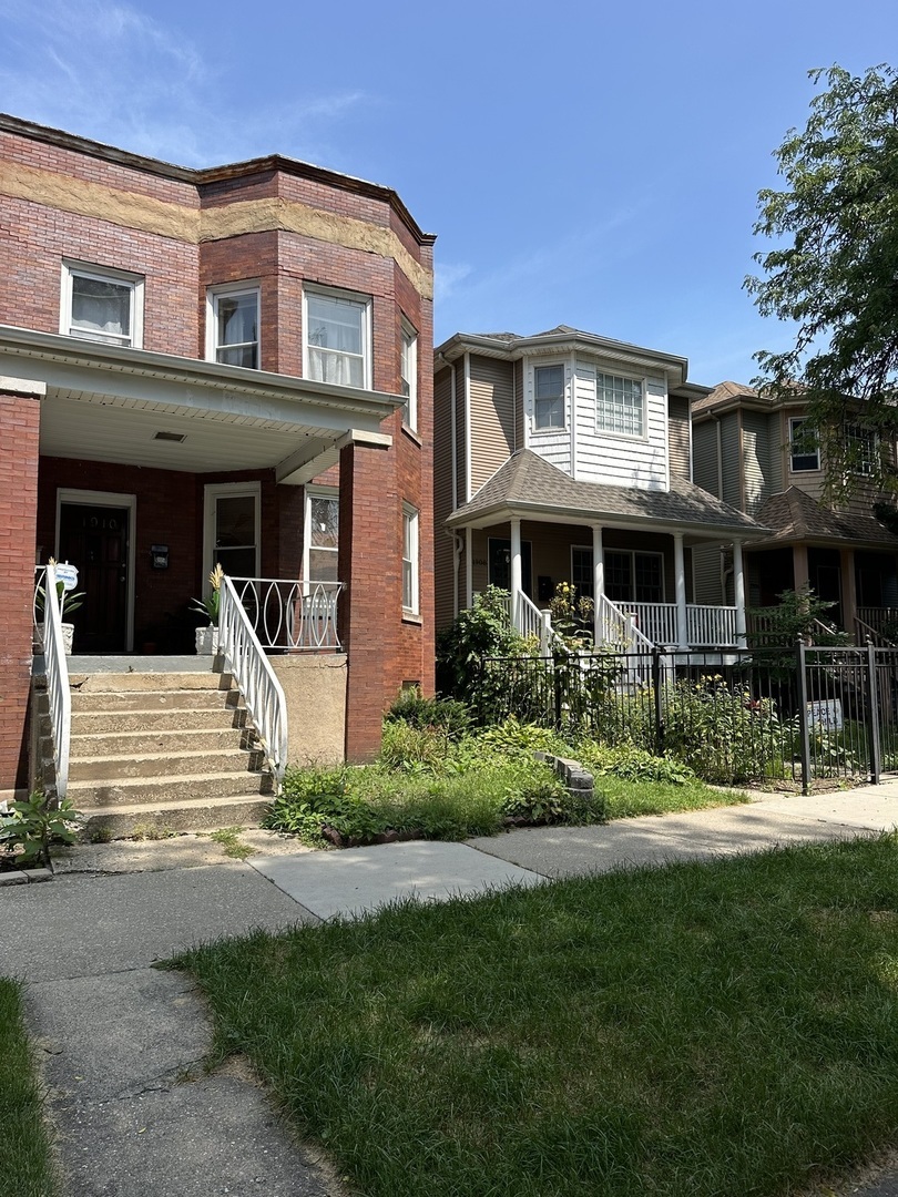 Property Photo:  1910 W Farragut Avenue  IL 60640 