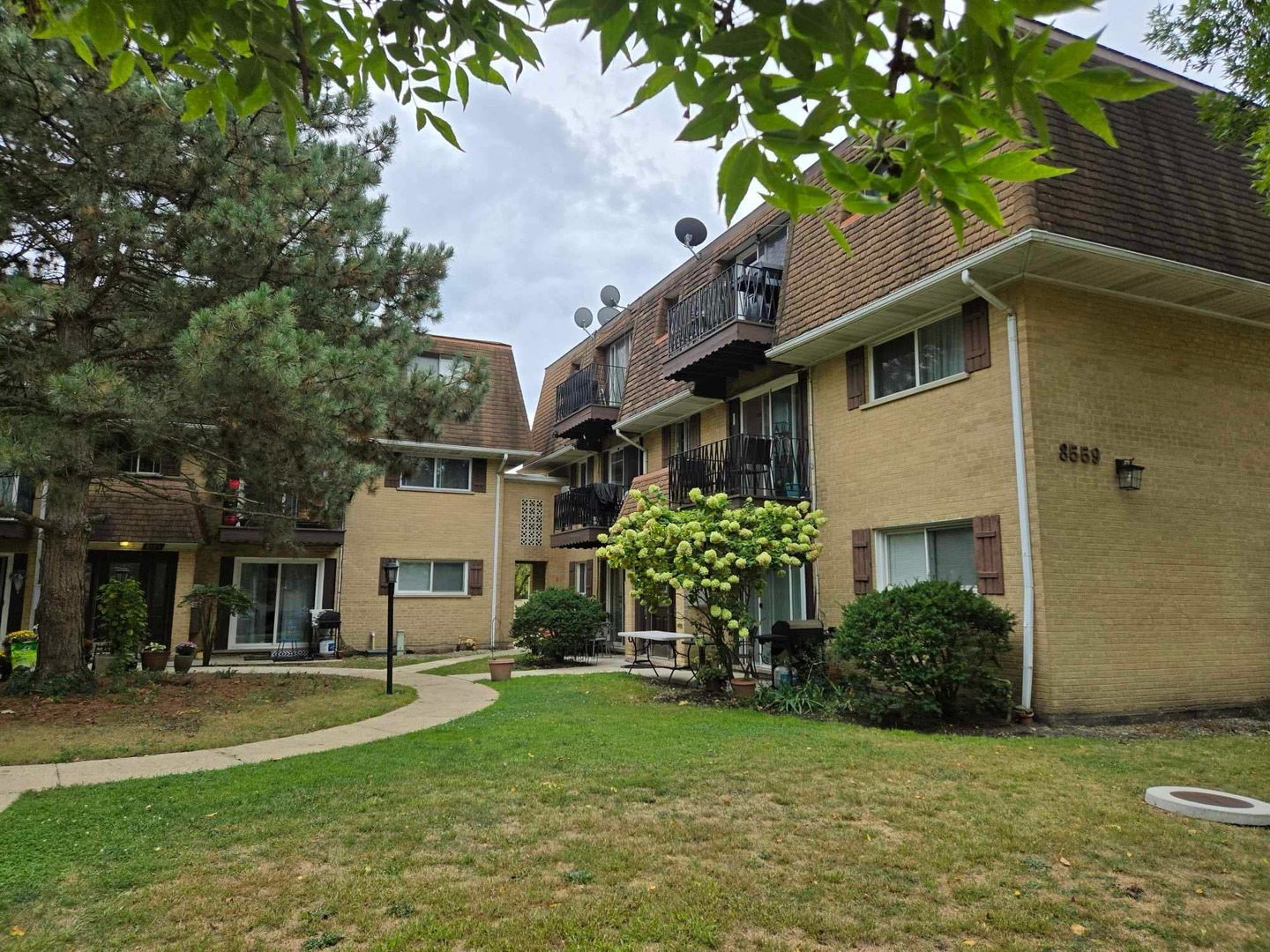 Property Photo:  8559 W Rascher Avenue 2N  IL 60656 