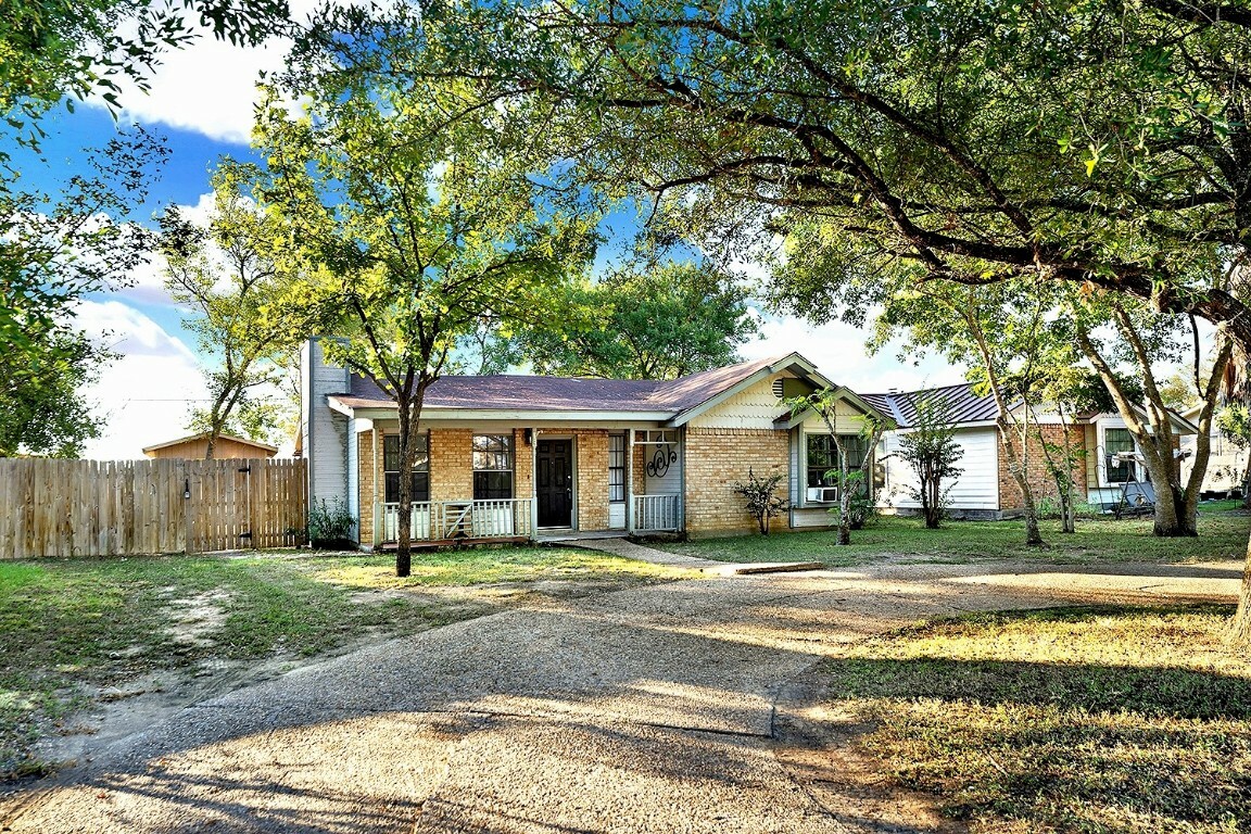 Property Photo:  513 Parkdale Drive  TX 78666 