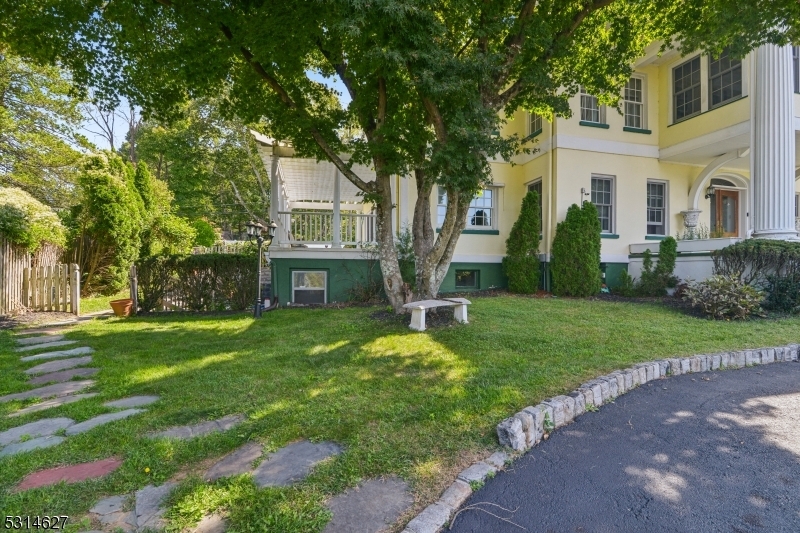 Property Photo:  130 Runnymede Rd 1  NJ 07006 