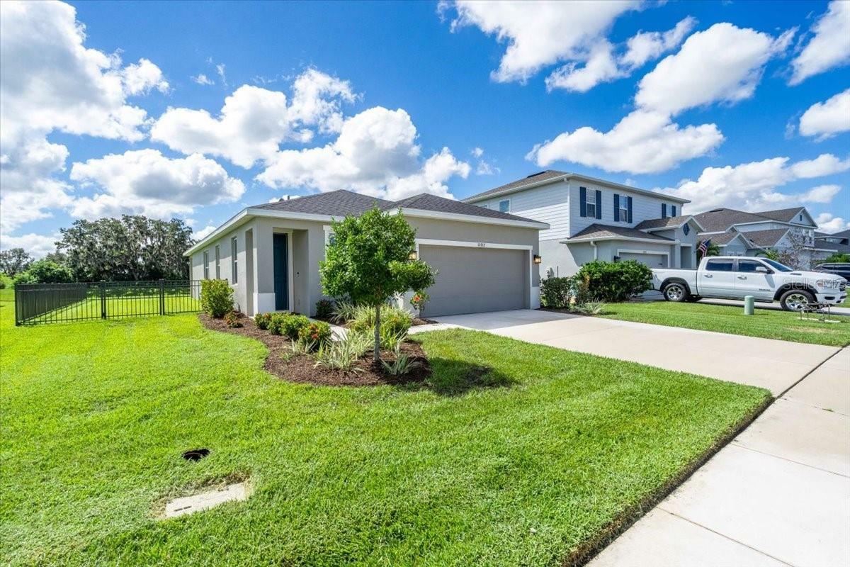 Property Photo:  10917 Daybreak Glen  FL 34219 