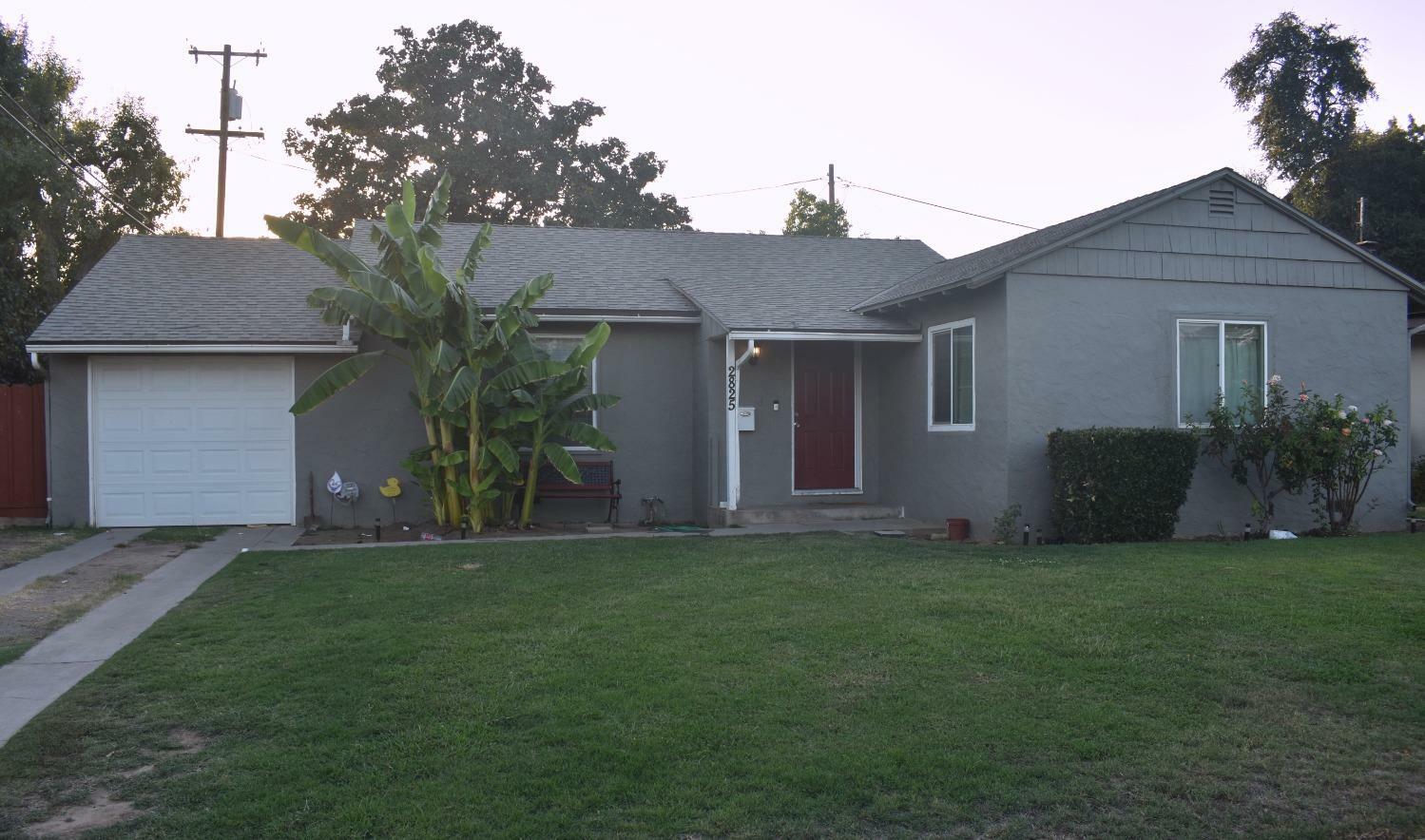 Property Photo:  2825 N Fruit Avenue  CA 93705 