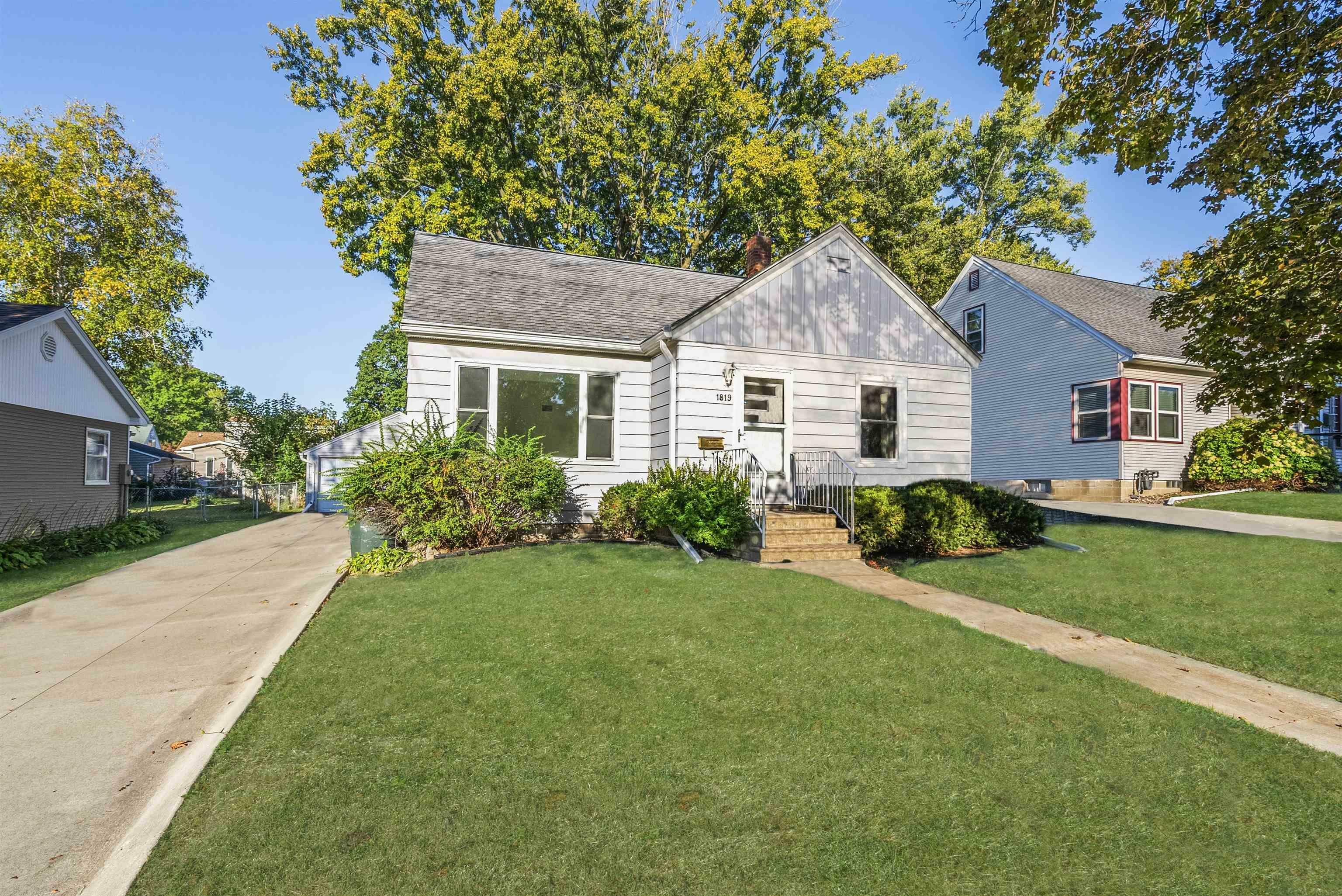 Property Photo:  1819 Iowa Street  IA 50613 