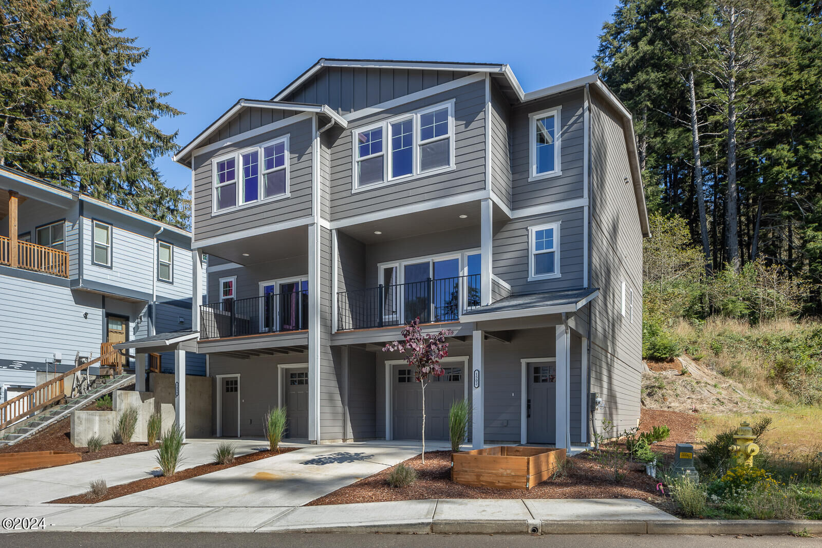 Property Photo: 1502 SE Marine Ave OR 97367