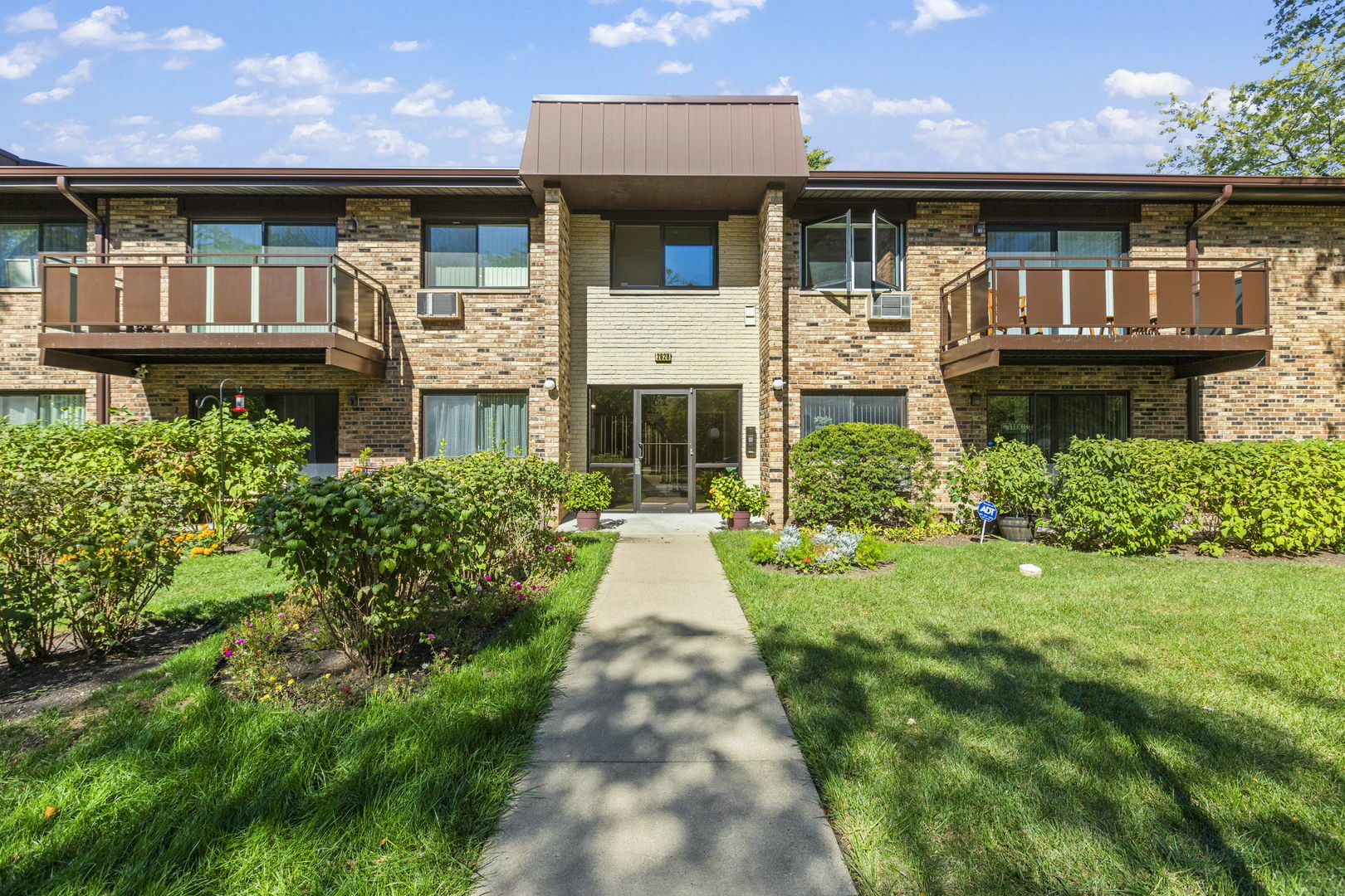 Property Photo: 2628 N Windsor Drive 202 IL 60004