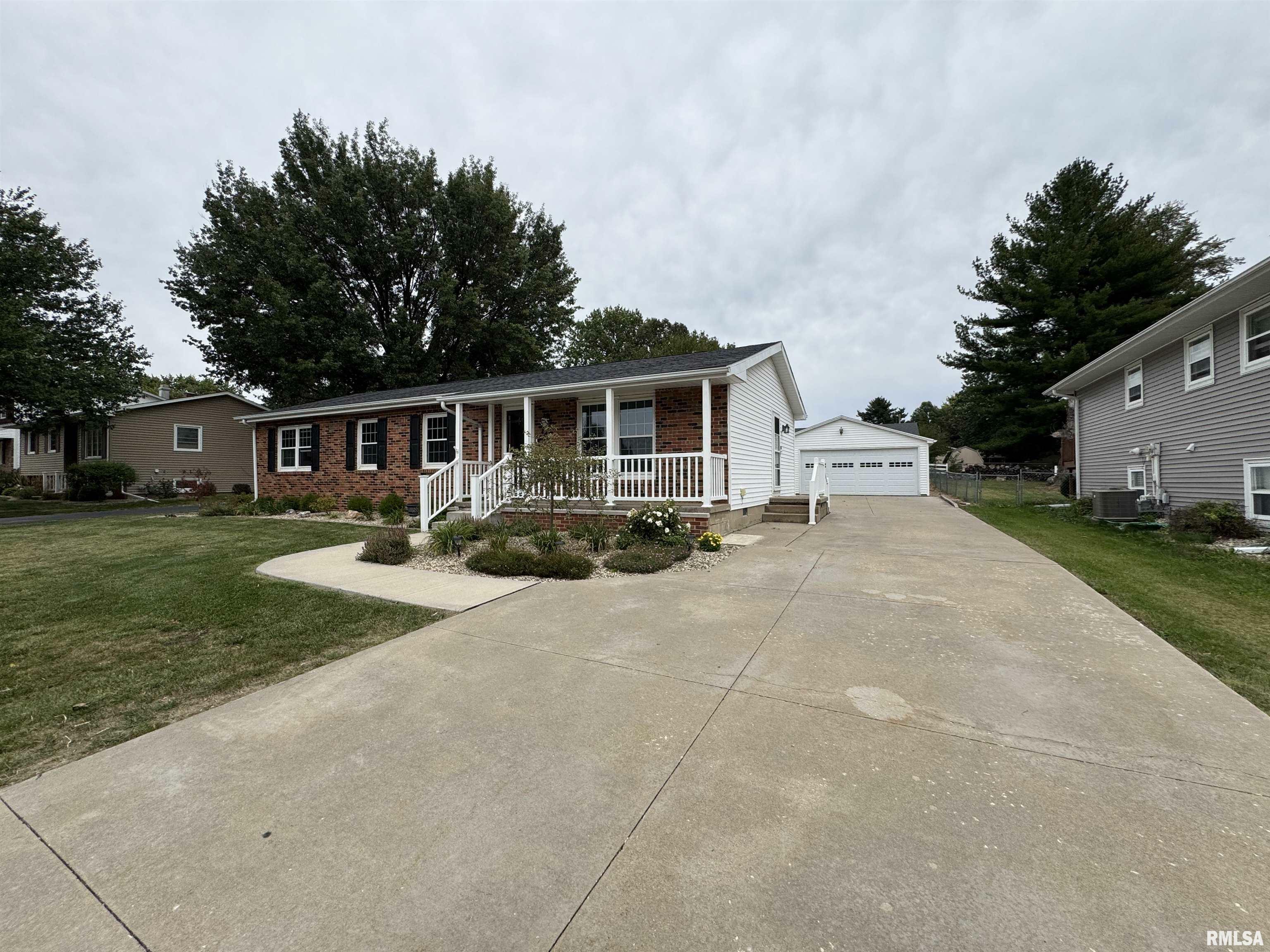 Property Photo:  405 Bandy Avenue  IL 61401 