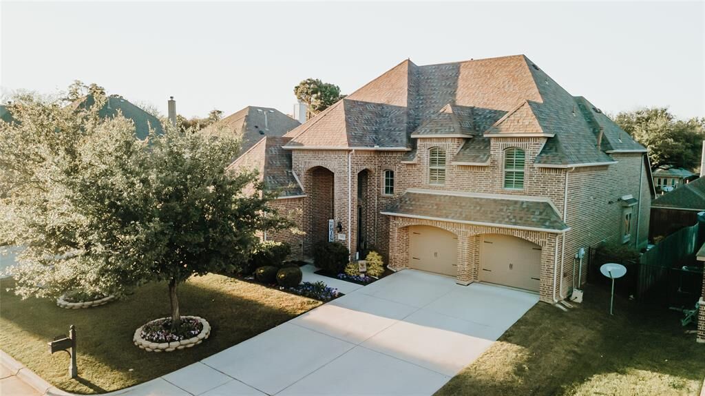 Property Photo: 5303 Runnymede Court TX 76016