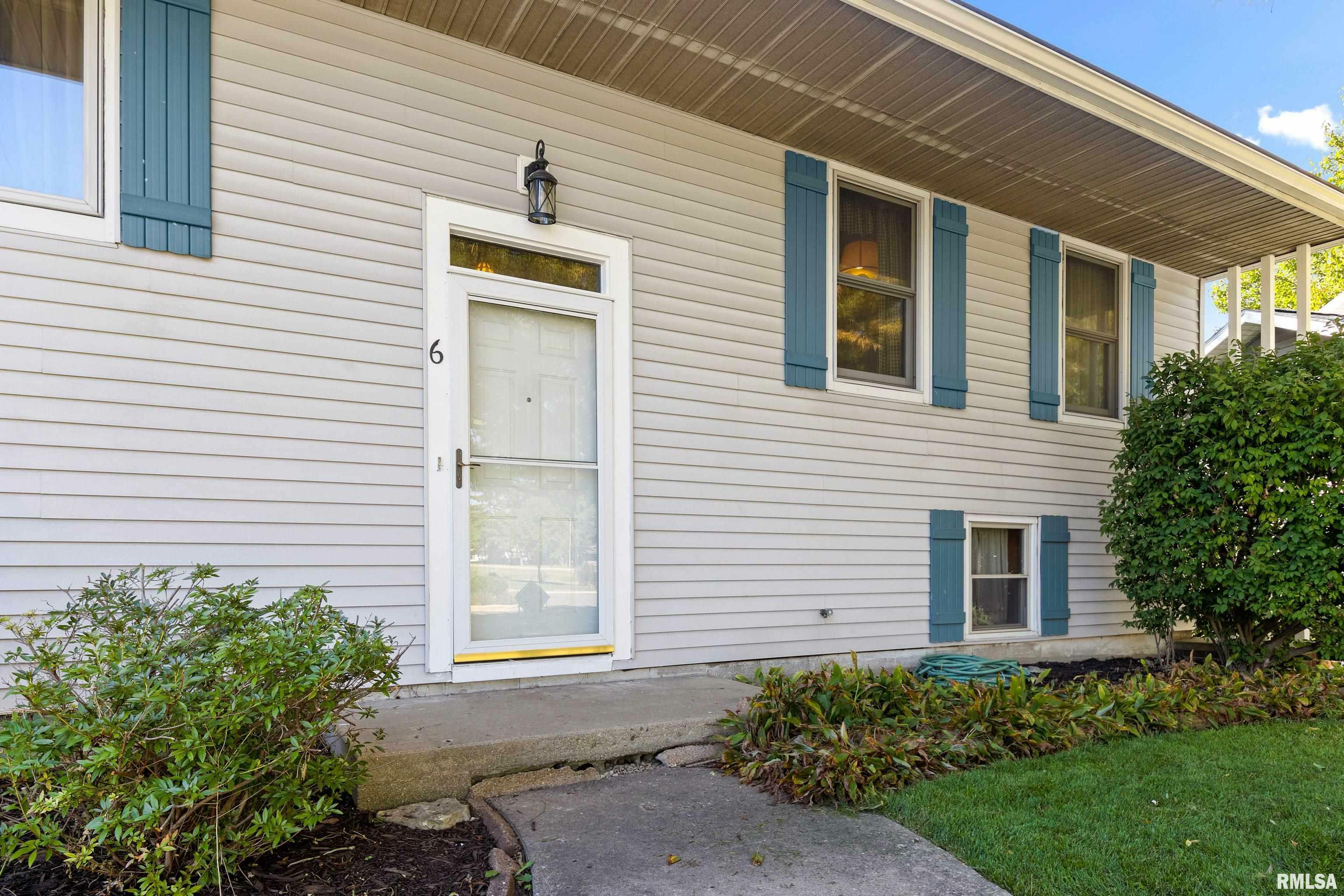 Property Photo:  6 Colonial Court  IL 61571 