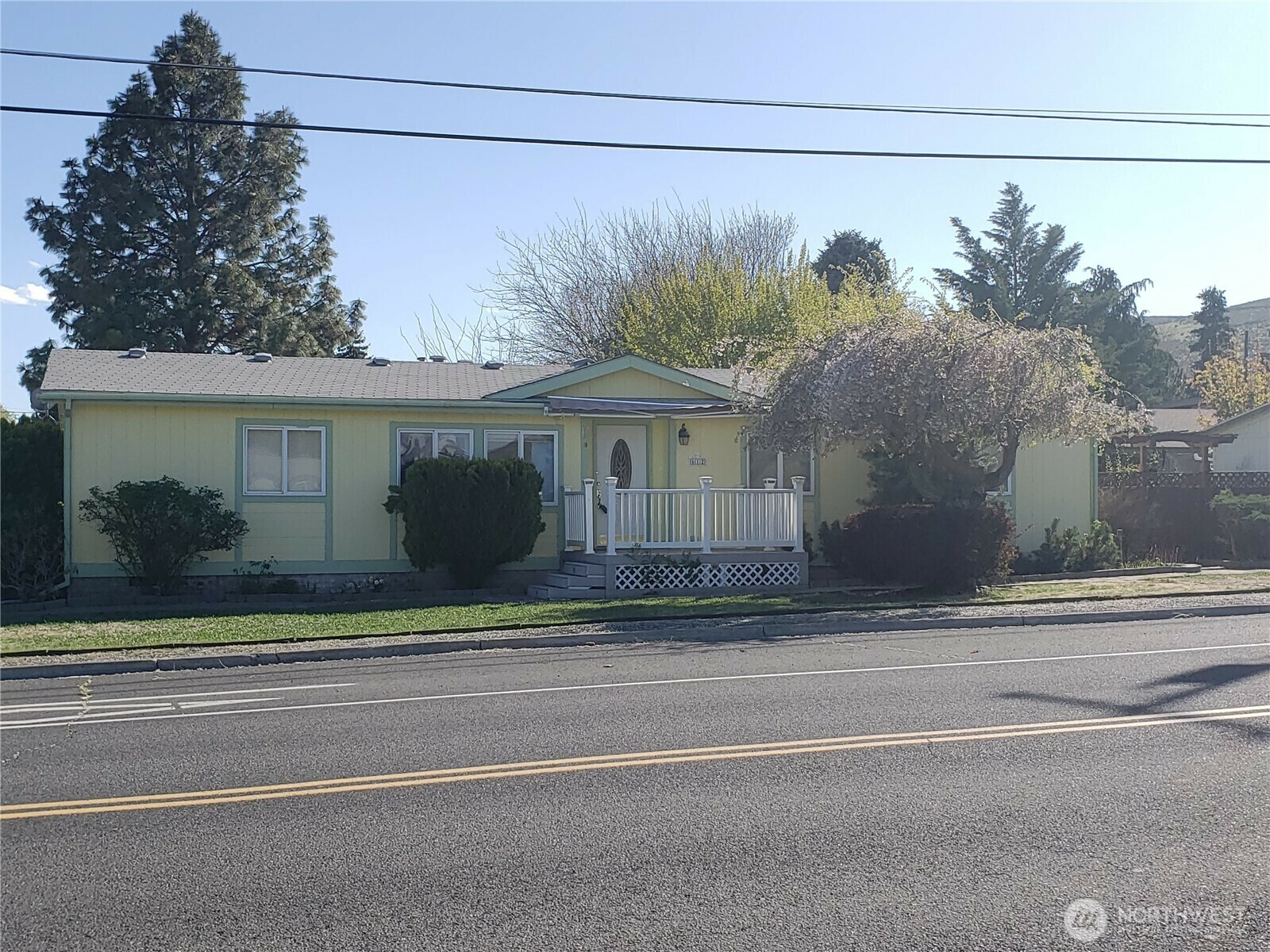 Property Photo: 612 1st Avenue NW WA 98823