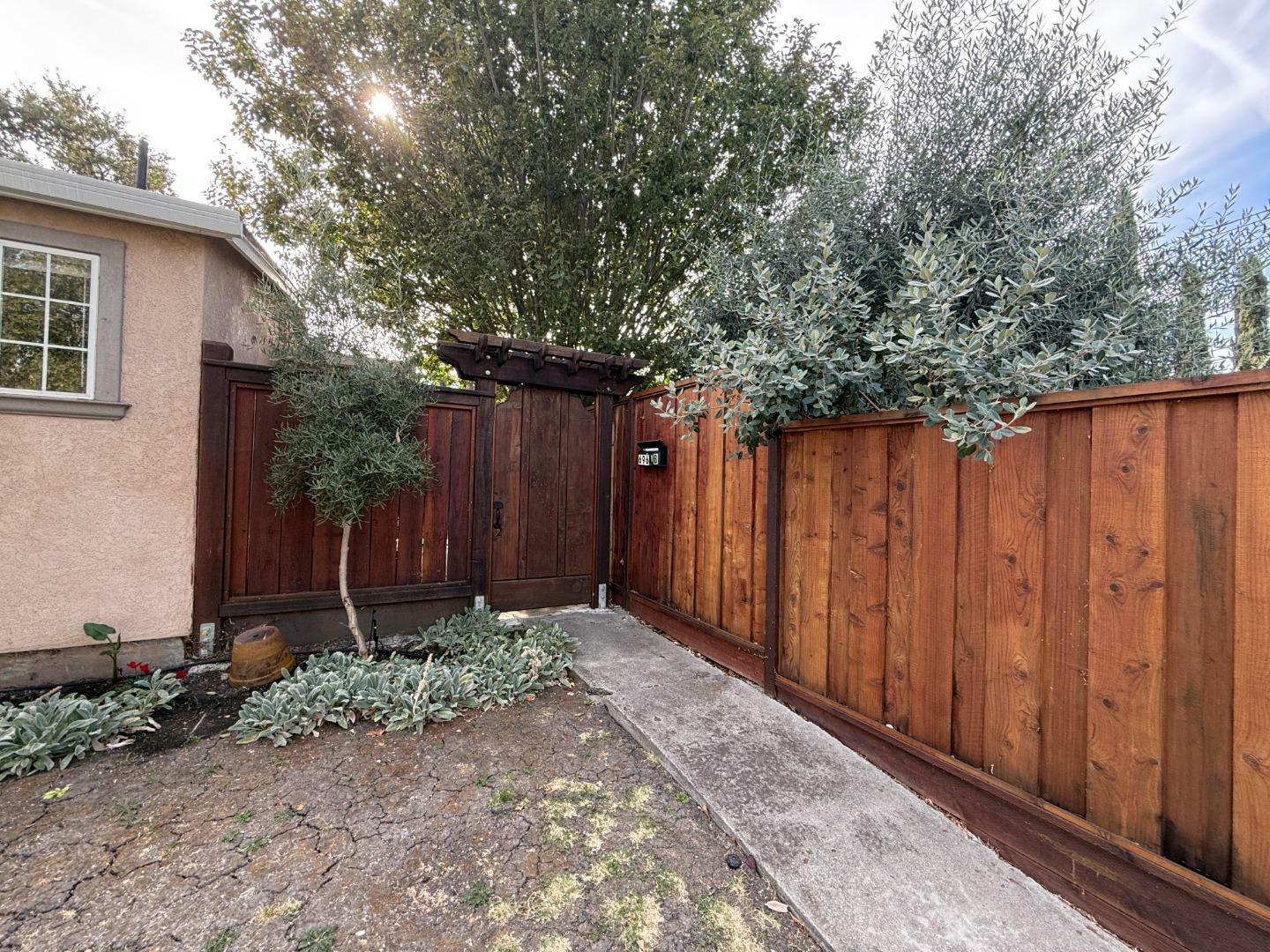 Property Photo:  696 Upton Street  CA 94061 