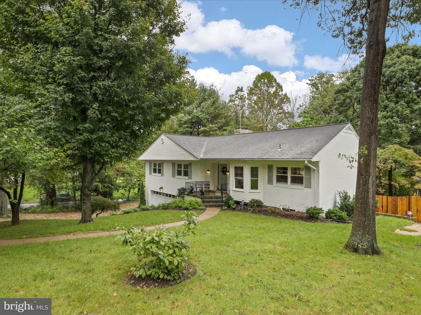 Property Photo:  1621 Crescent Lane  VA 22101 