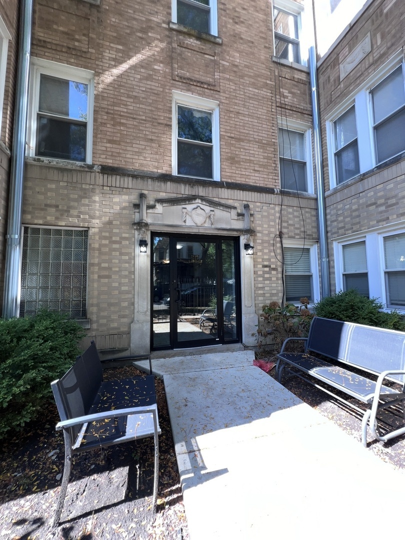 Property Photo:  2452 N Lawndale Avenue 2  IL 60647 