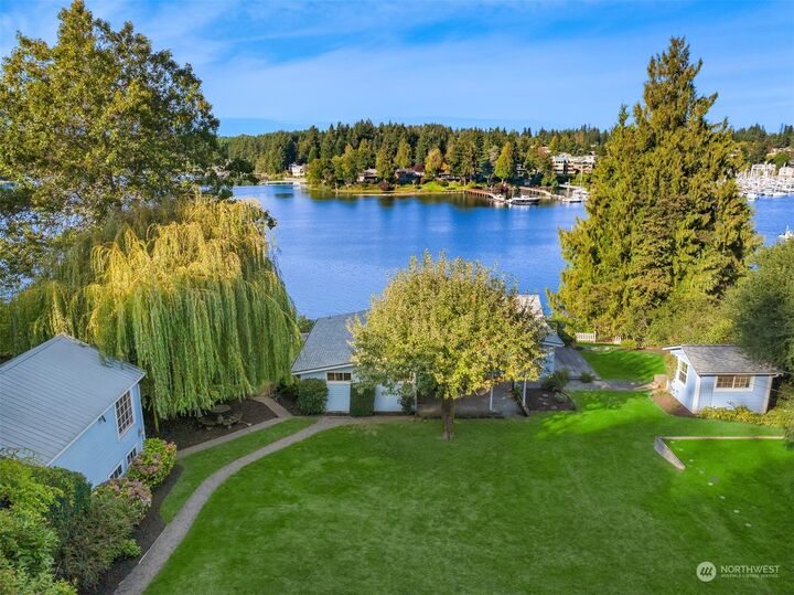 Property Photo:  5823  Rose Loop NE  WA 98110 