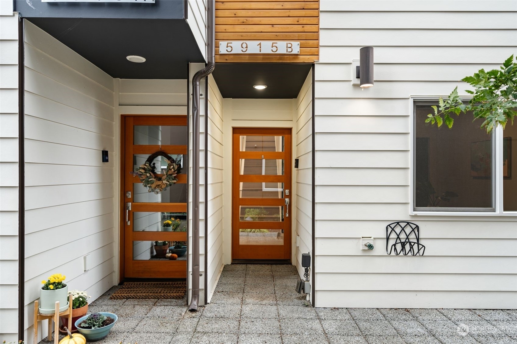 Property Photo:  5915 California Avenue SW B  WA 98136 