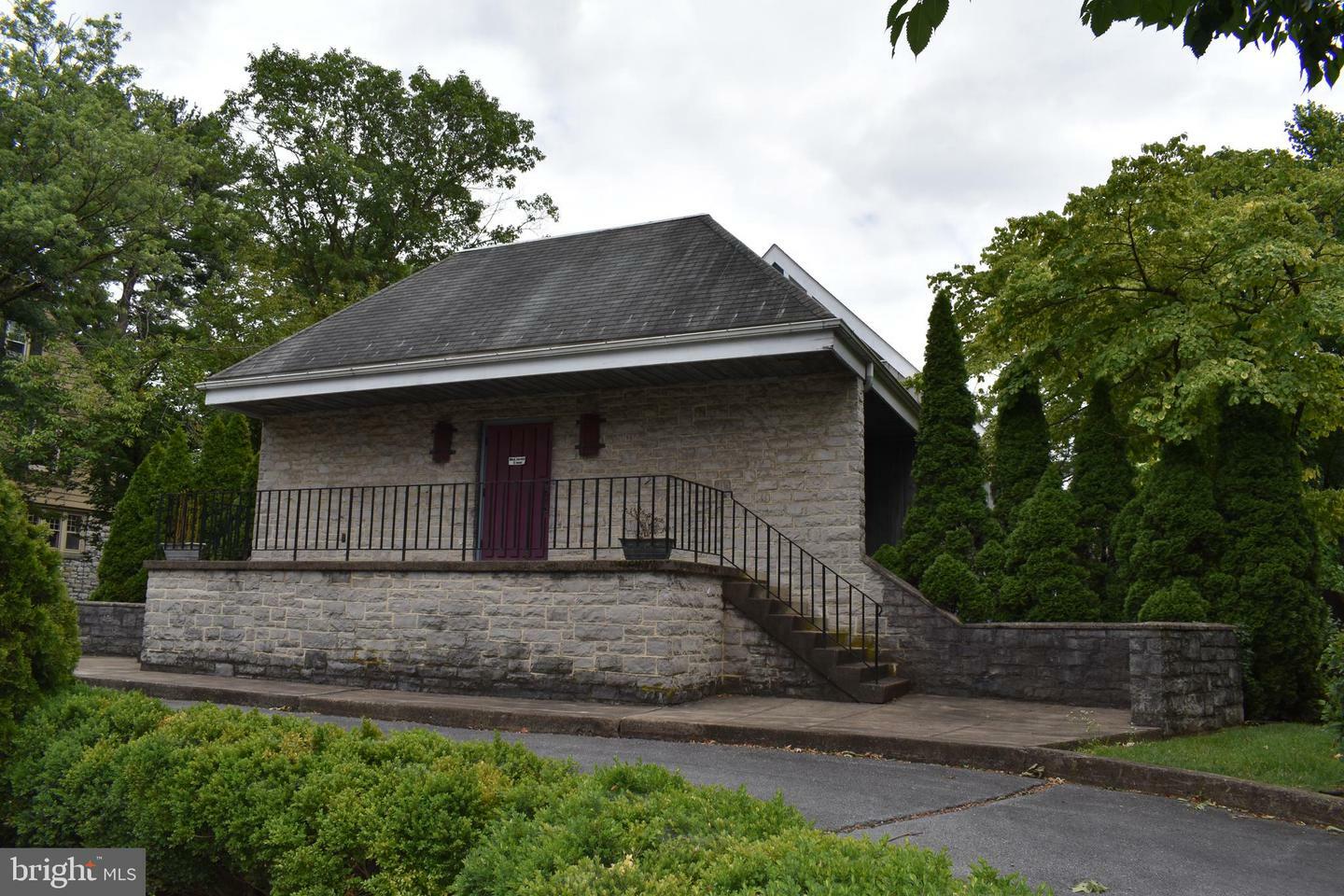 Property Photo:  1040 Edgar Avenue  PA 17201 