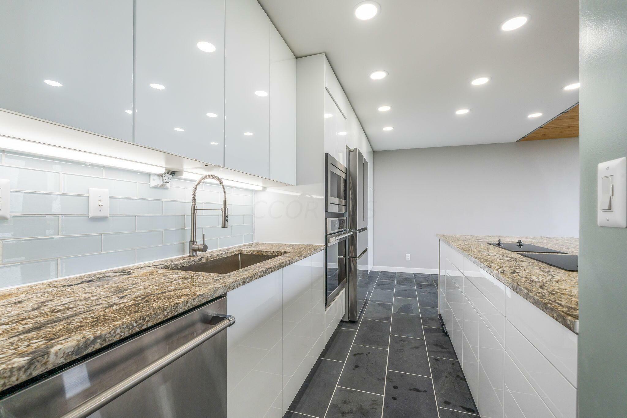Property Photo: 1000 Urlin Avenue OH 43212