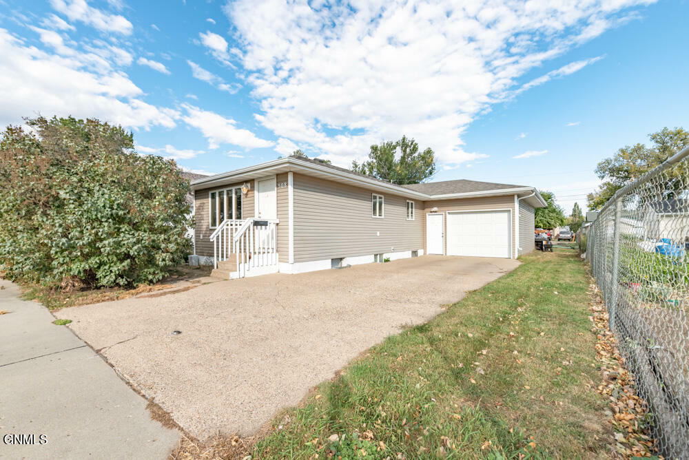 Property Photo:  508 10th Avenue SW  ND 58554 