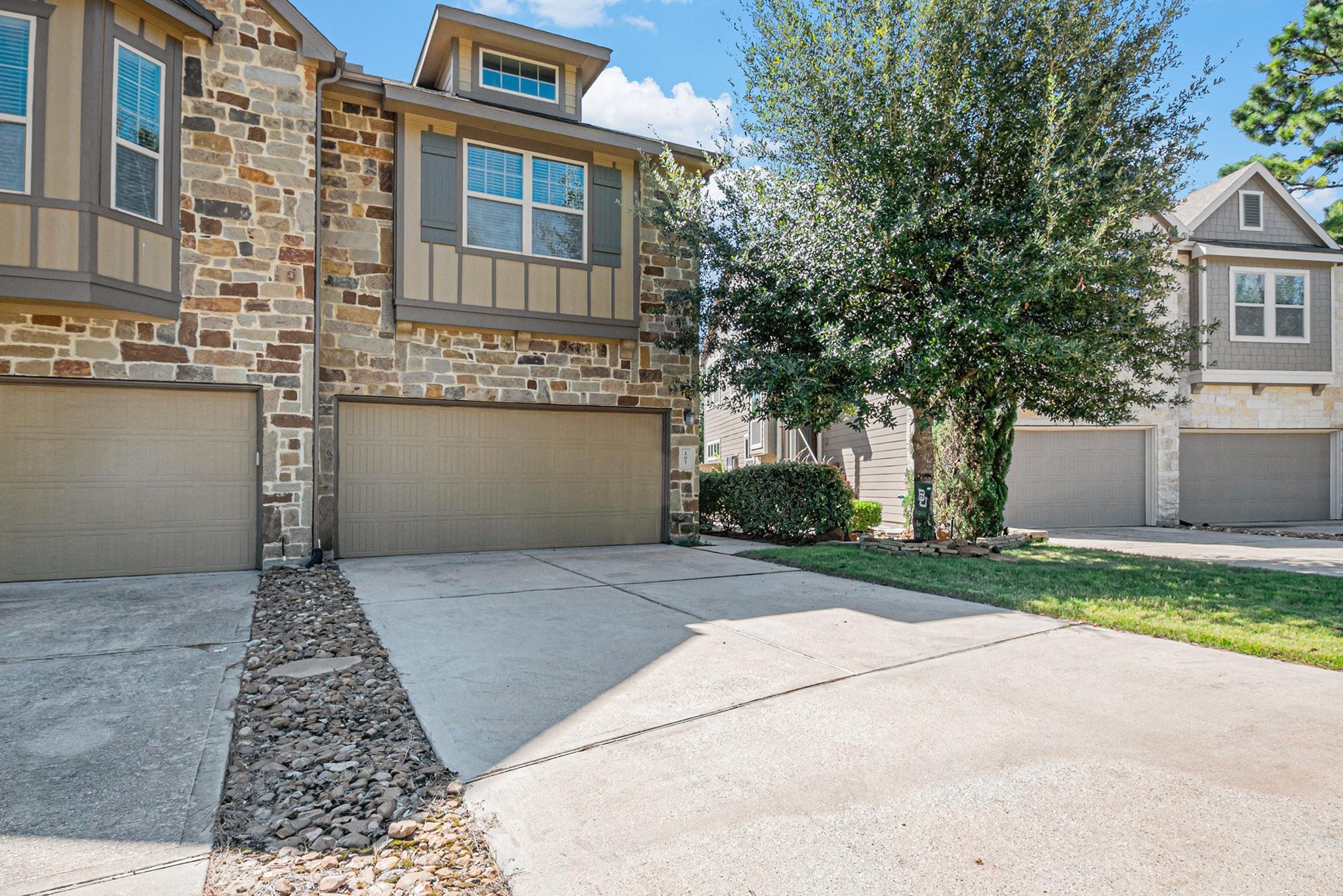 Property Photo: 207 Cheswood Forest Place TX 77316