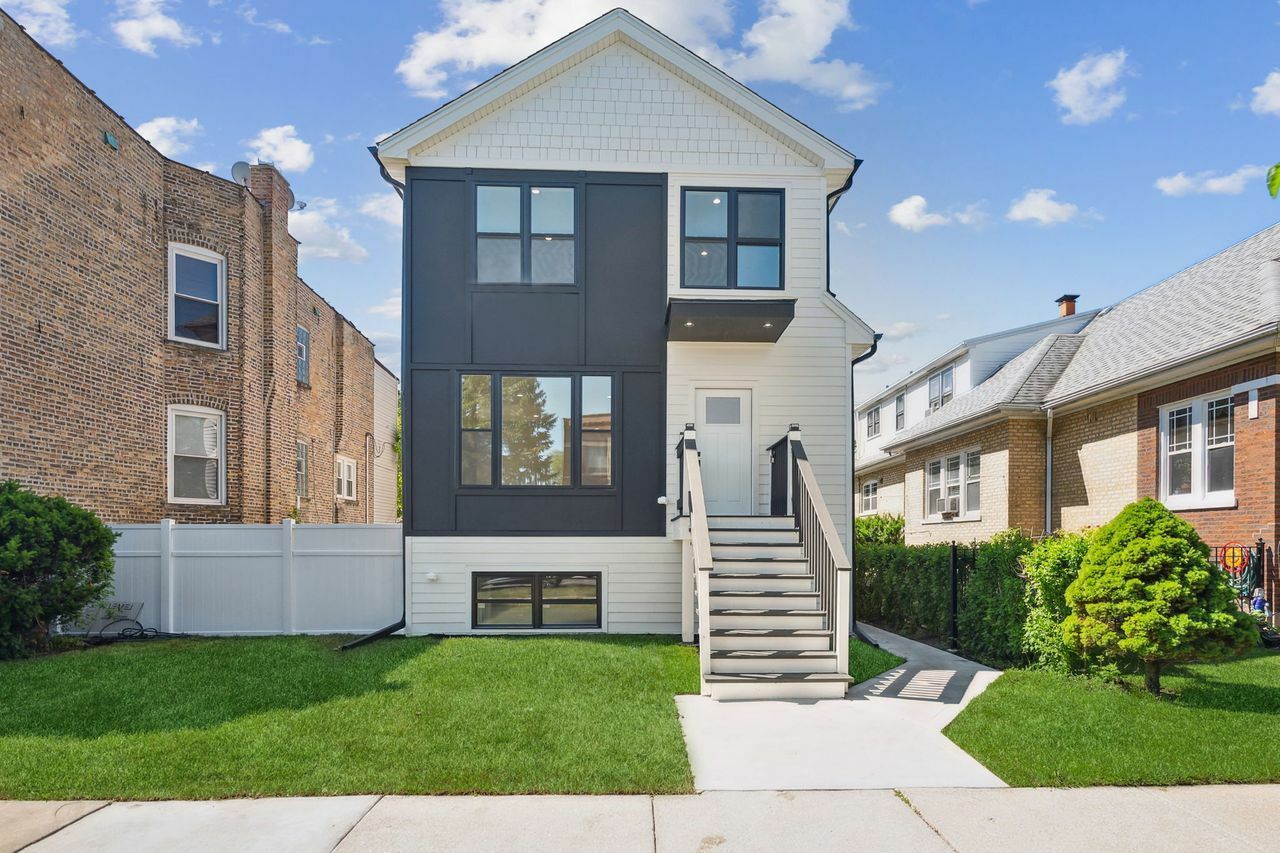 Property Photo:  5725 W Byron Street  IL 60634 