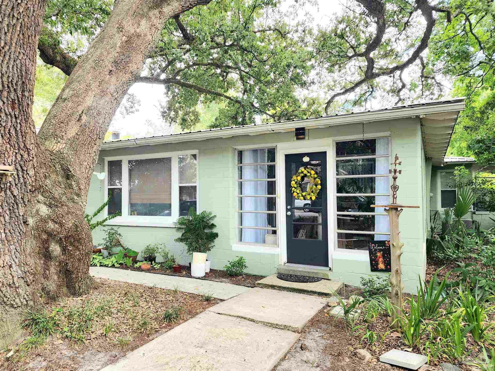 Property Photo:  730 S H St  FL 32502 