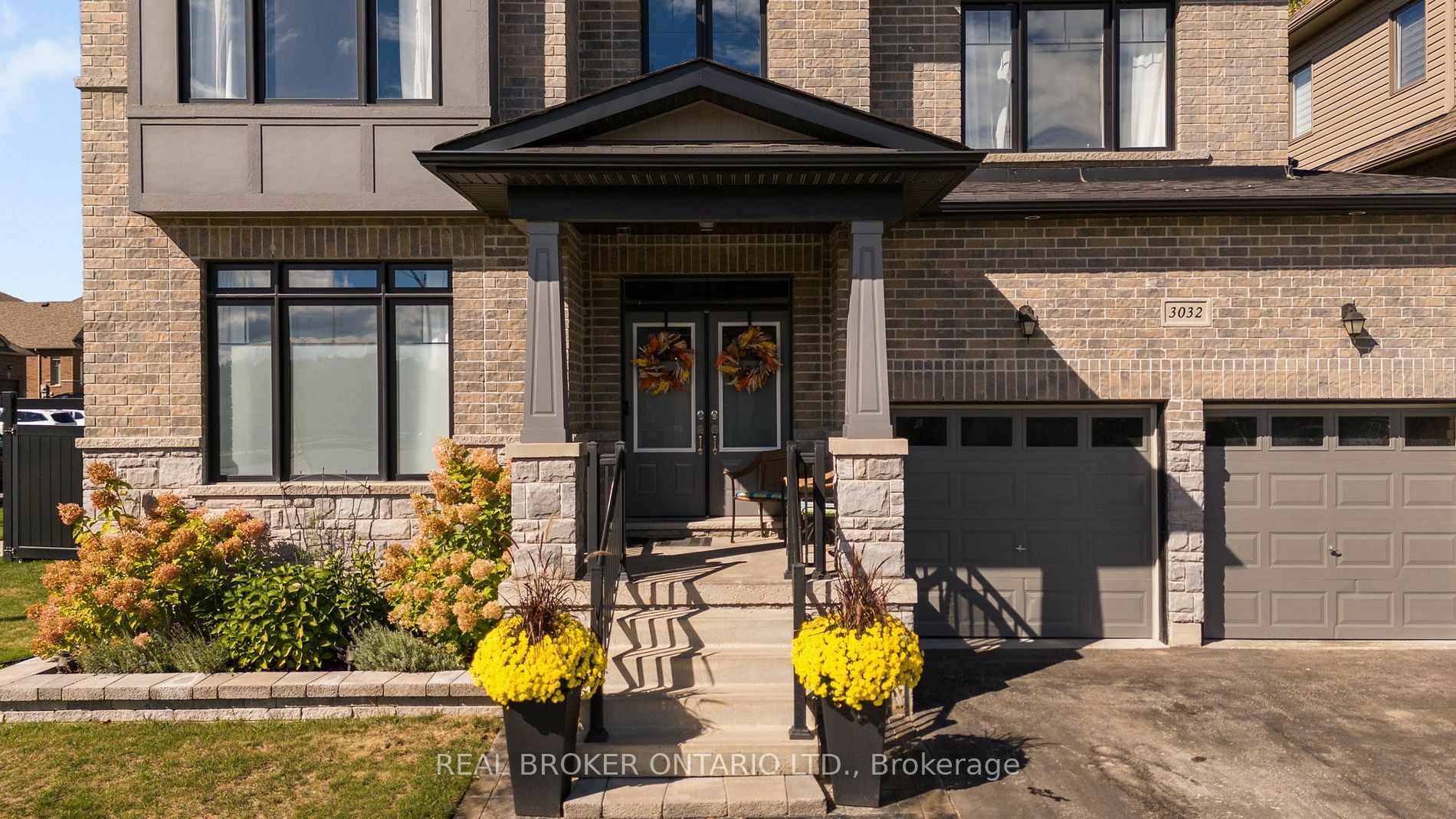 Photo de la propriété:  3032 Monarch Dr  ON L3V 8K3 