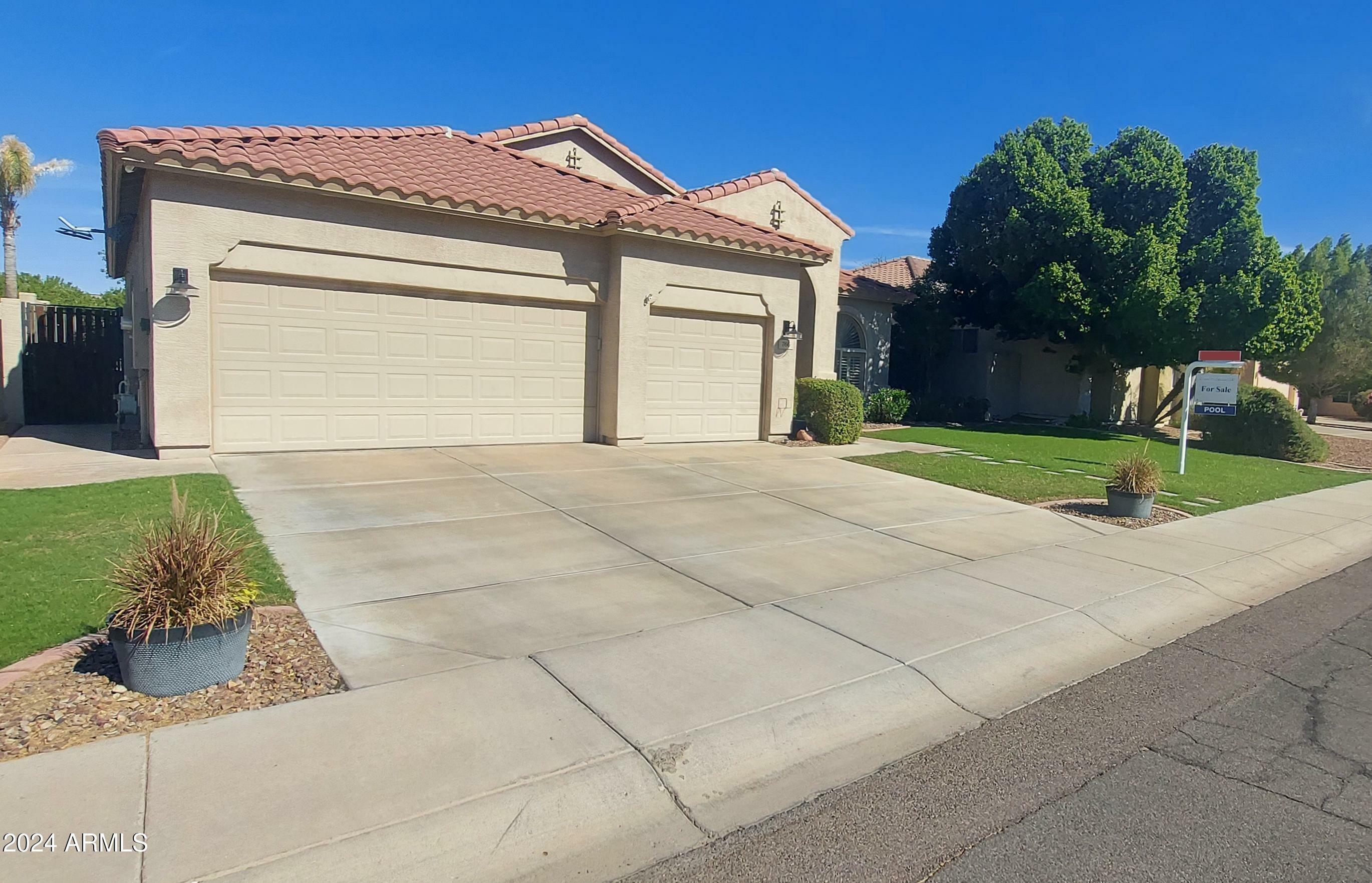 Property Photo:  766 W Locust Drive  AZ 85248 