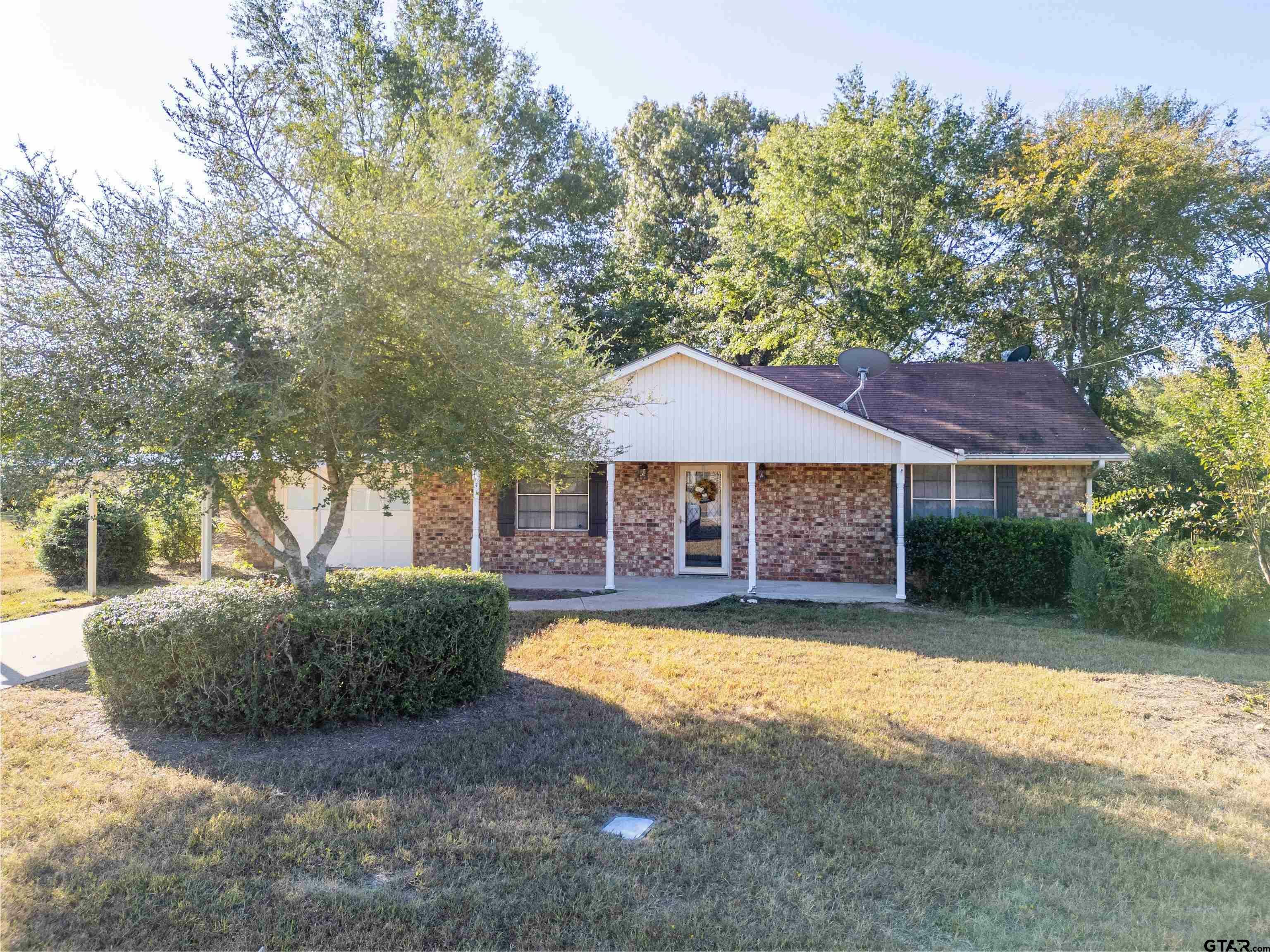 Property Photo: 884 E Pennsylvania Ave TX 75790