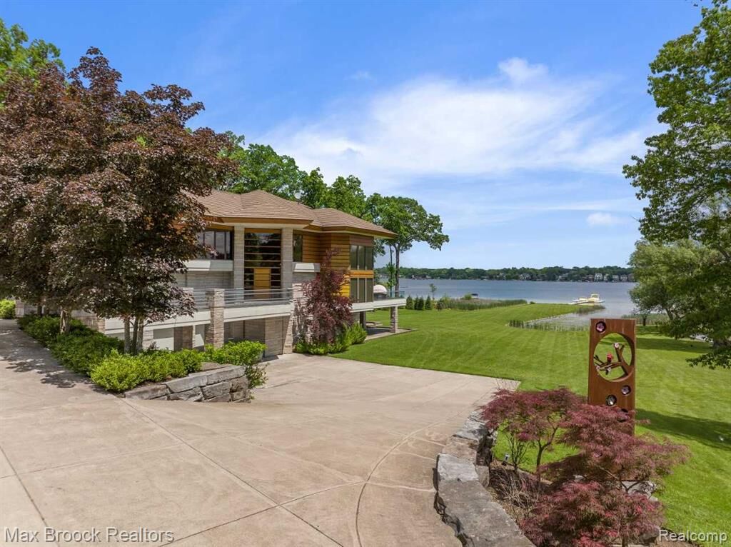 Property Photo: 5295 Middlebelt Road MI 48323 3632