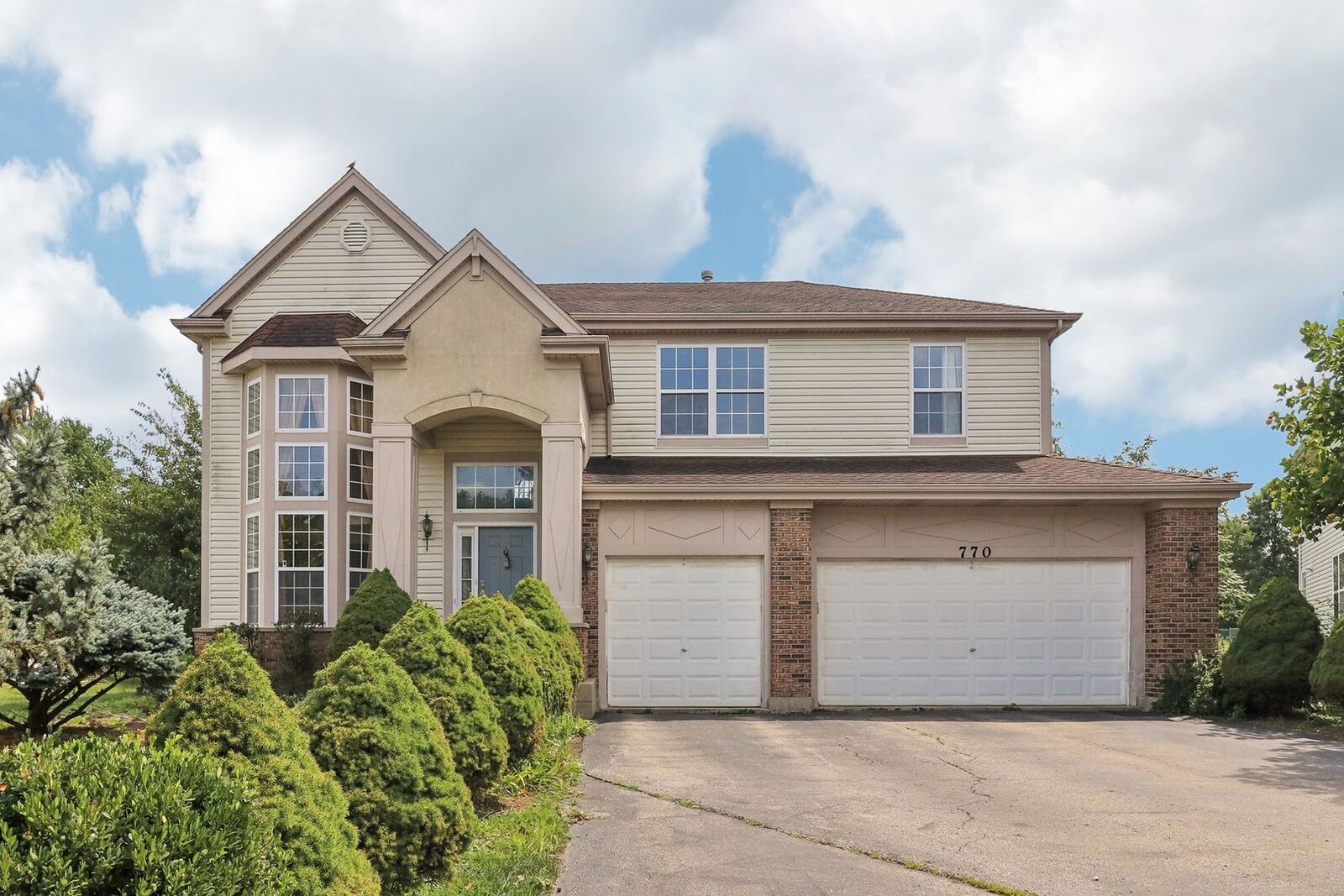 Property Photo: 770 Castleton Court IL 60188