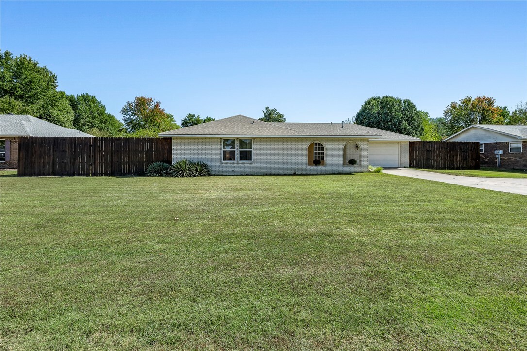 Property Photo:  521 Concord Street  AR 72745 