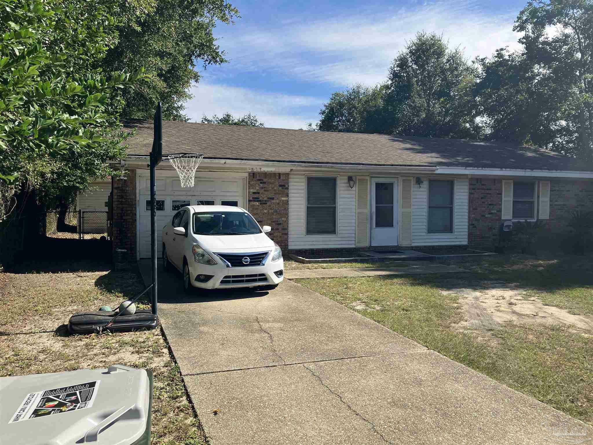 Property Photo: 400 Seamarge Ln FL 32507