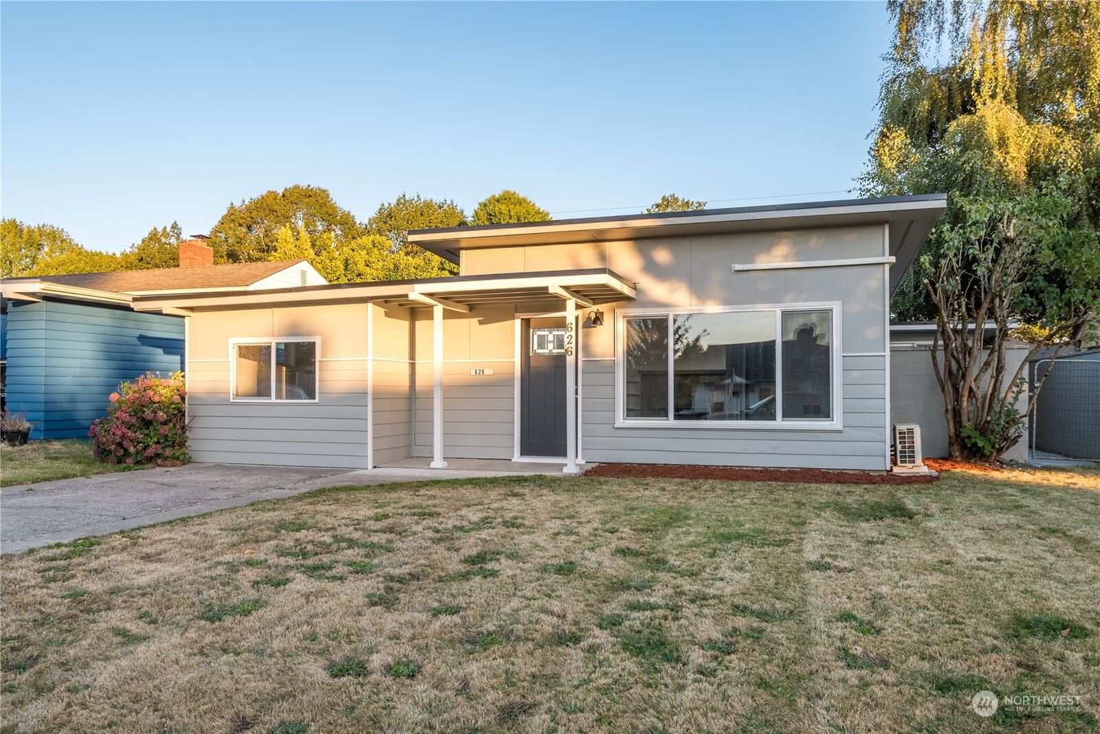 Property Photo:  626  27th Avenue  WA 98632 