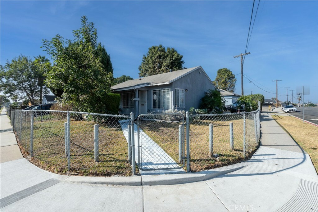 Property Photo:  901 S Aprilia Avenue  CA 90220 