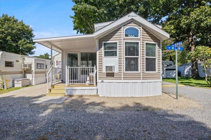 Property Photo:  9 Bourne Avenue B6  ME 04090 