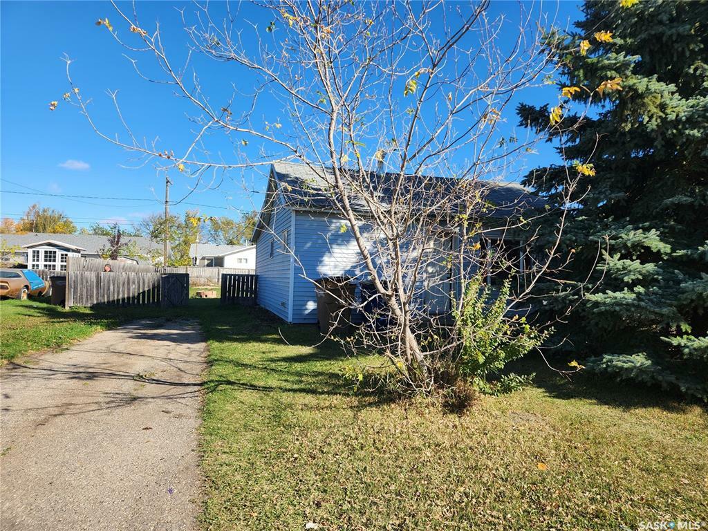 Property Photo:  811 97th Avenue  SK S0E 1T0 