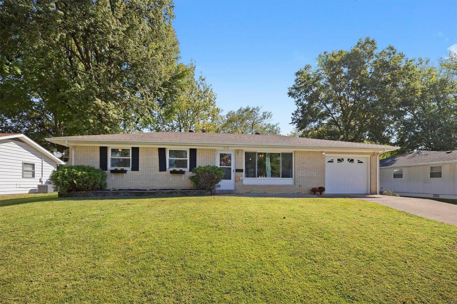 Property Photo:  312 Lincolnshire Boulevard  IL 62221 