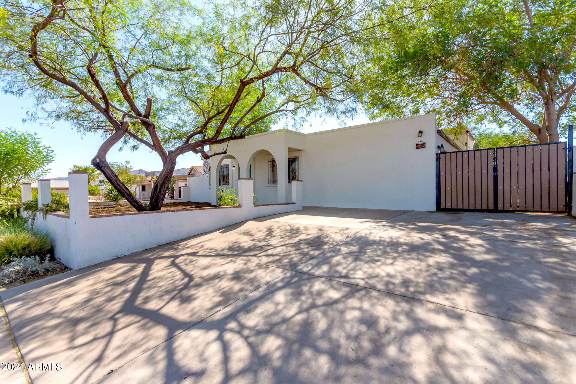 Property Photo:  817 E Desert Drive S  AZ 85042 