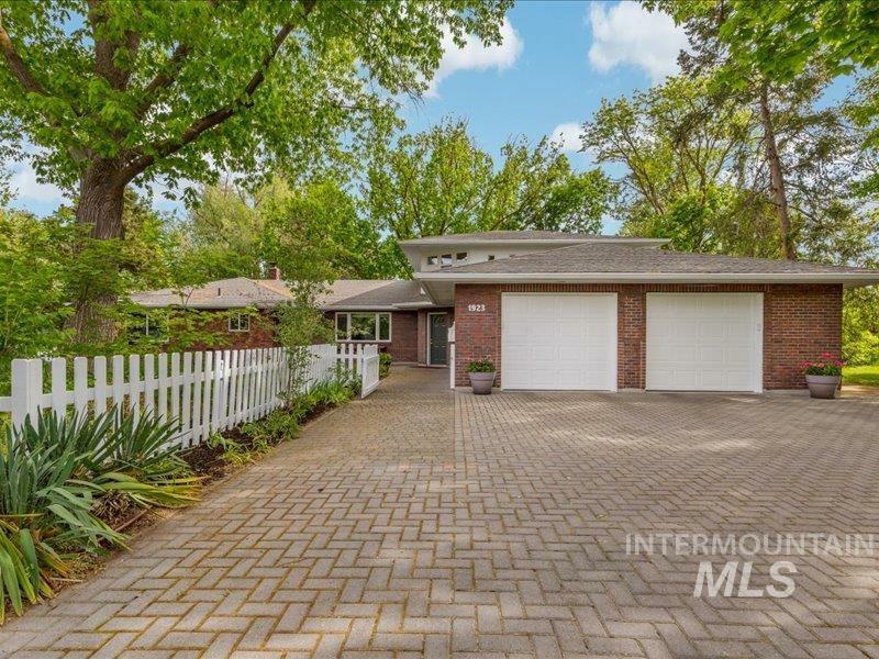 Property Photo:  1923 E Bobs Drive  ID 83712-8244 