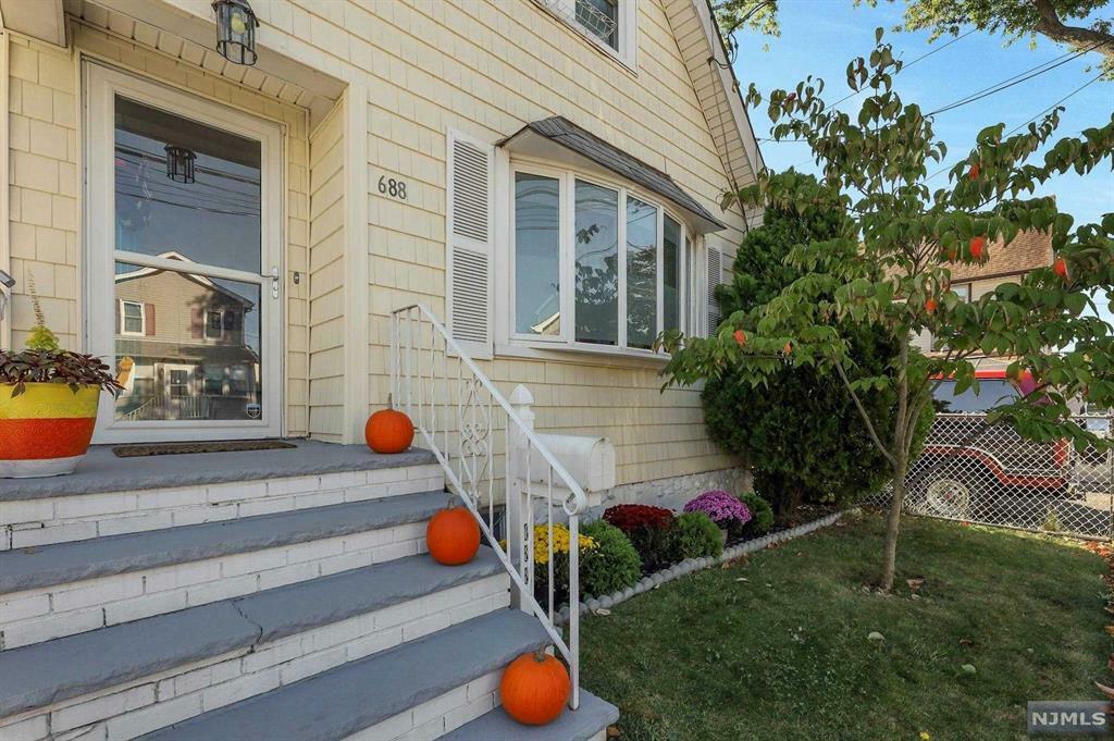 Property Photo:  688 Devon Street  NJ 07032 