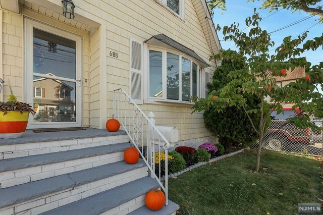 Property Photo:  688 Devon Street  NJ 07032 