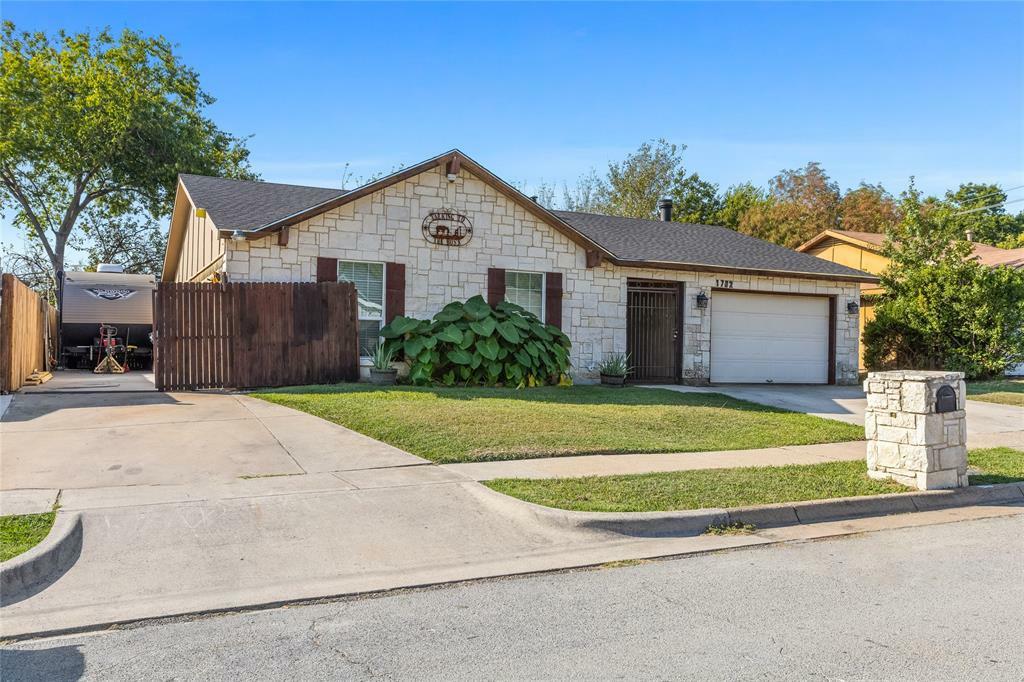 Property Photo:  1702 Dorchester Drive  TX 76014 