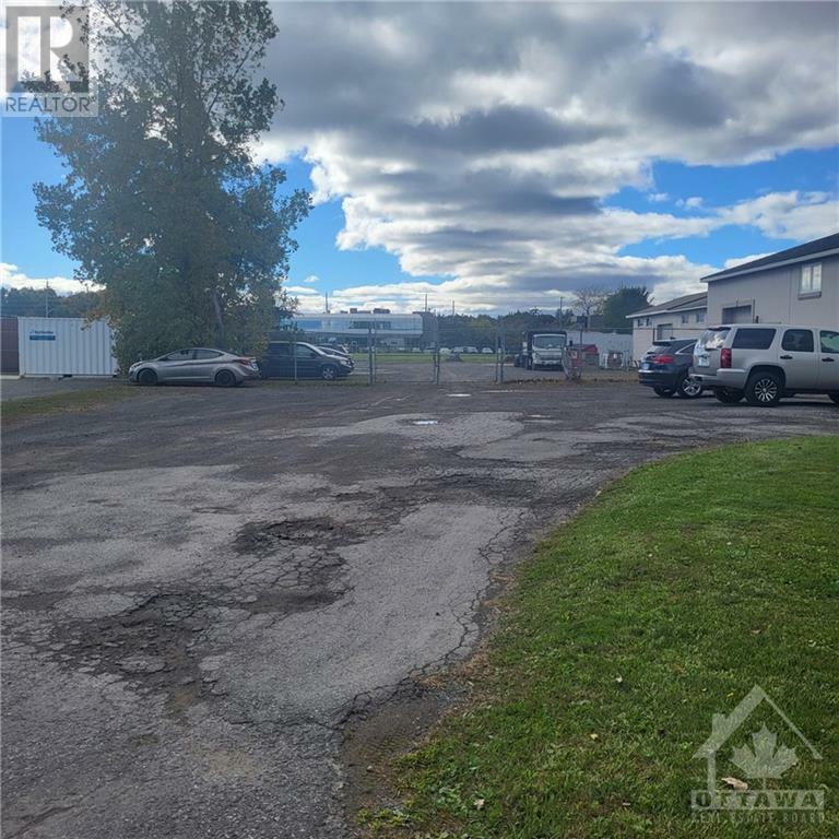 Property Photo:  1166 Rainbow Street  ON K1J 6X7 