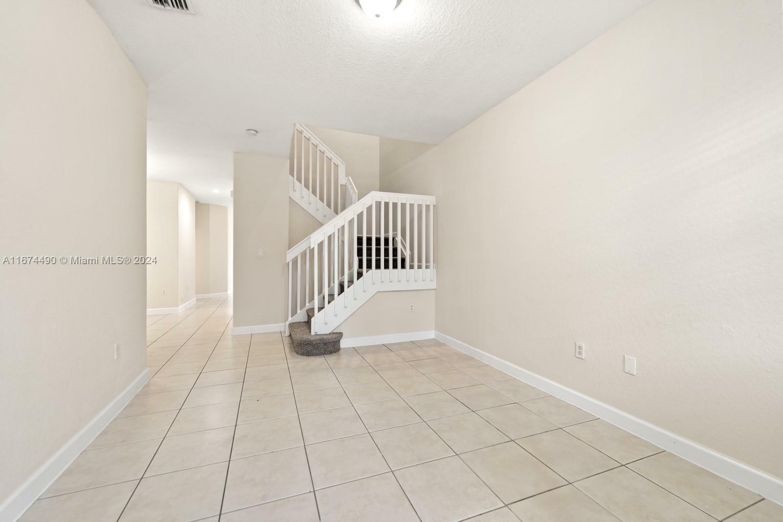 Property Photo:  2511 SE 15th Ct  FL 33035 