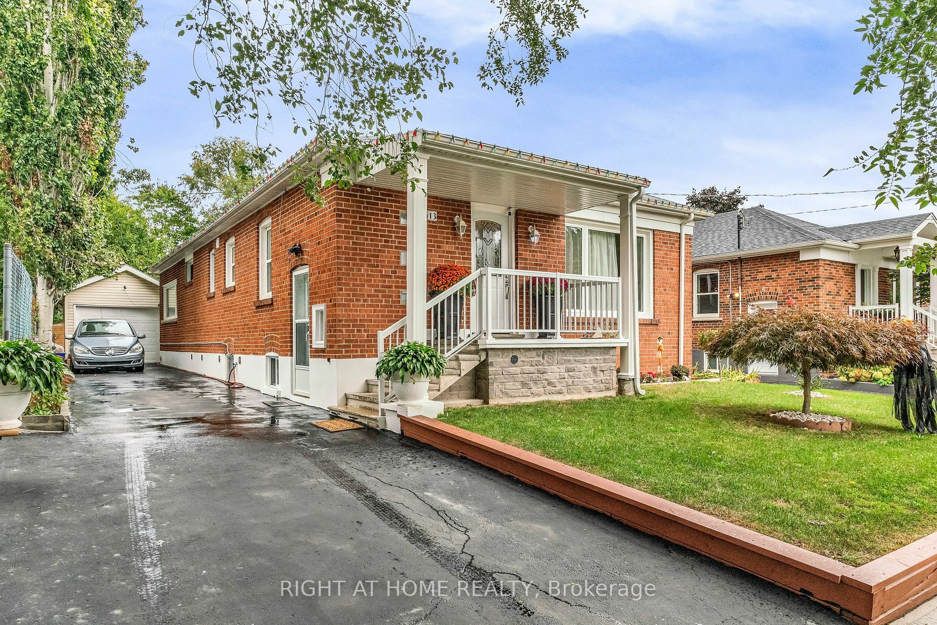 Photo de la propriété:  413 Bartos Dr  ON L6K 3E5 