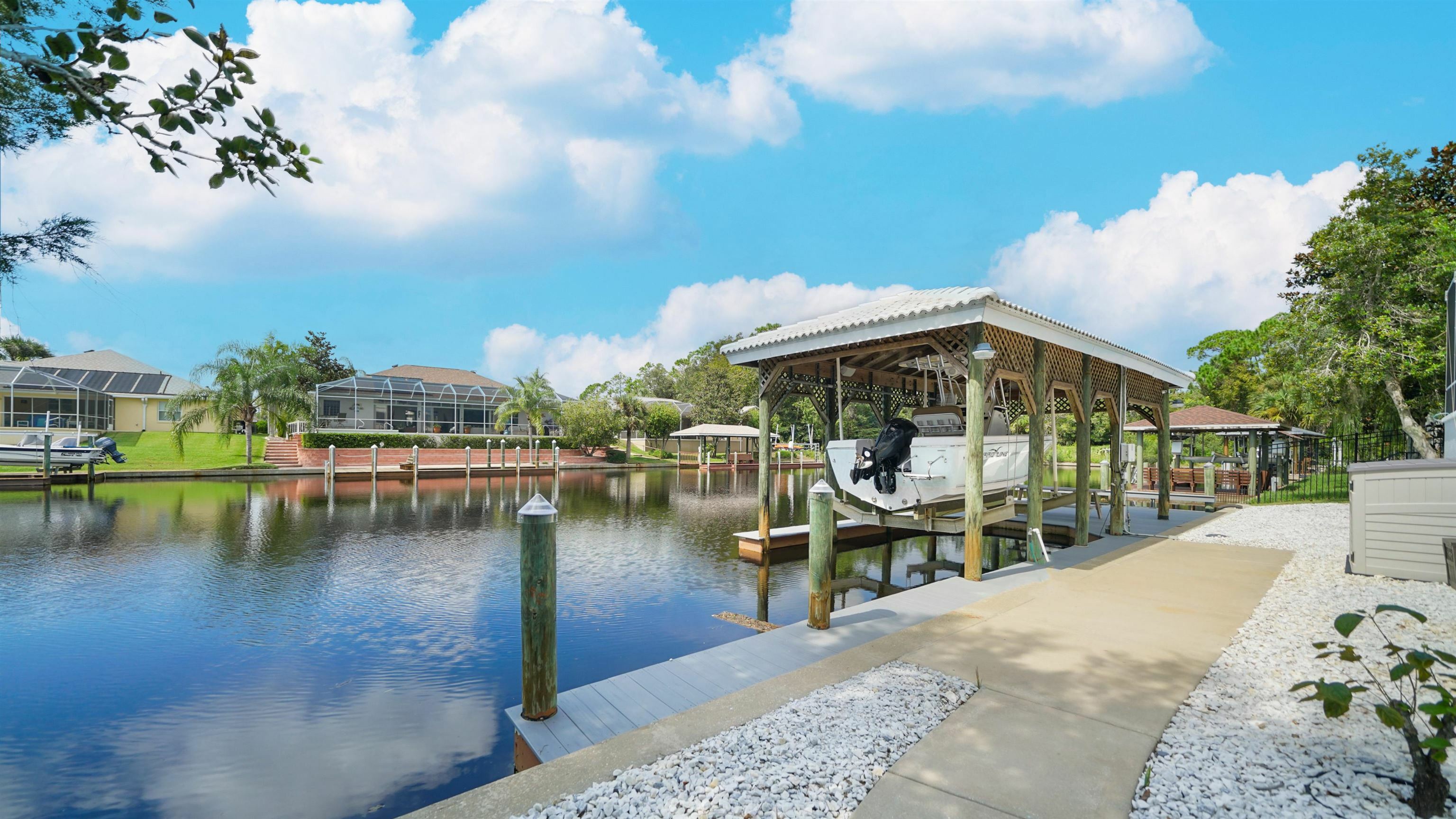 Property Photo: 101 Covington Ln FL 32137