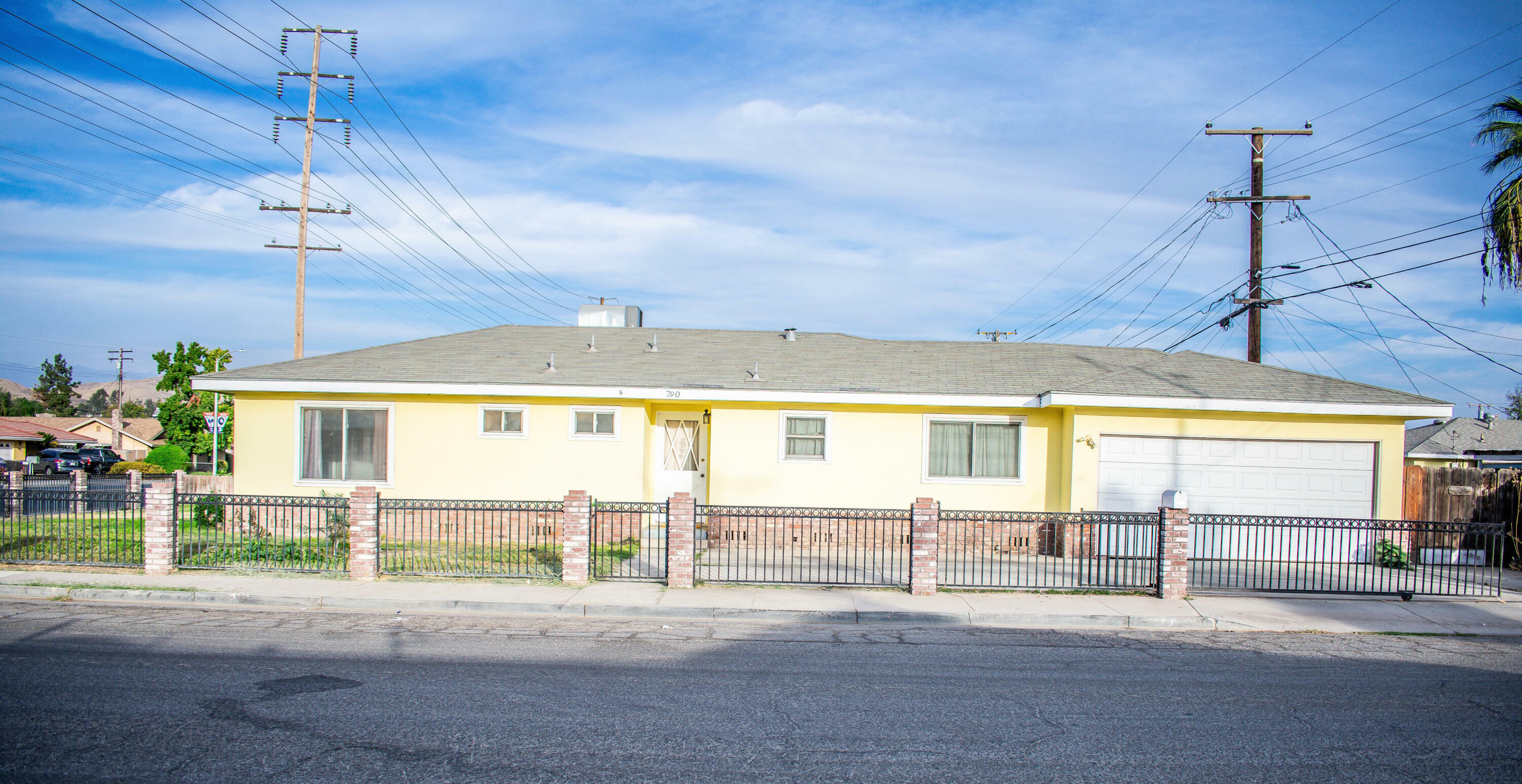 Property Photo:  790 N Cottage Street  CA 93257 