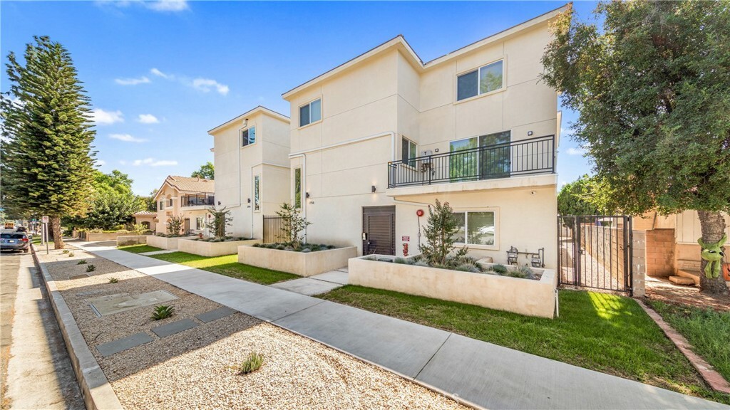 Property Photo:  17154 Chatsworth Street 1  CA 91344 