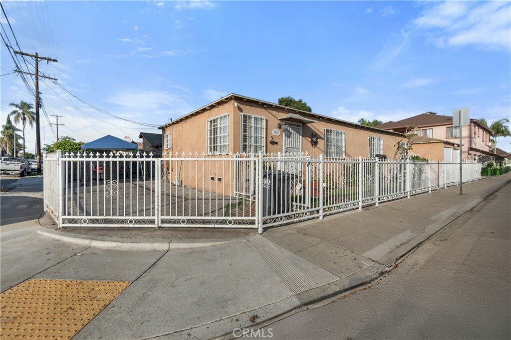 Property Photo:  801 E Elm Street  CA 90221 